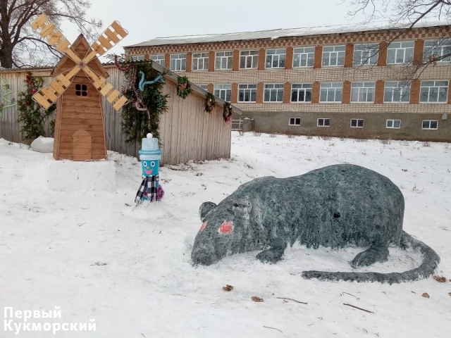 Фото Завершилось строительство «Снежного городка» на территории МБОУ «Ошторма – Юмьинская средняя школа». Кукмор